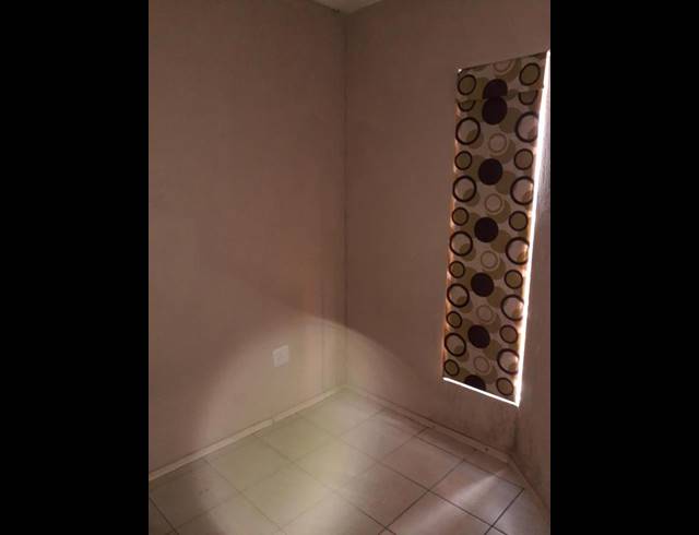 2 BEDROOM PROPERTY TO RENT IN KEMPTON PARK CENTRAL